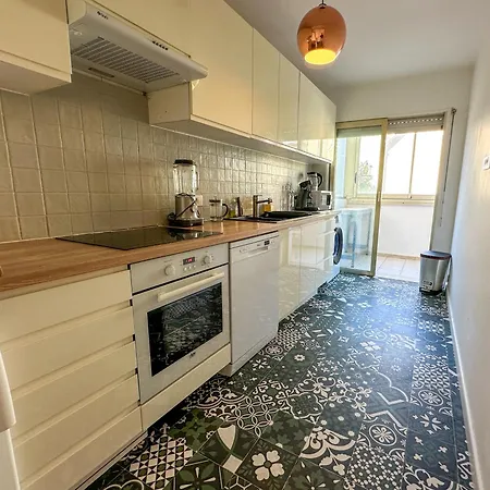 Emplacement Ideal A 500m Du Palais, 2p Fonctionnel